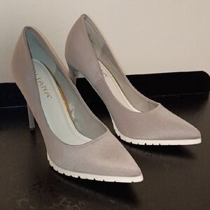 Liliana Classic Gray Heels